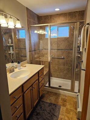 Shower, hair dryer, towels, soap - Spacious 3bedroom Mtn Home with Private Hot Tub (Silverthorne)