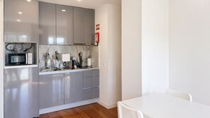 Fridge, microwave, oven, stovetop - E: Sweeping Panoramic Terrace | Douro Views (Vila Nova de Gaia)