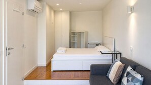1 bedroom, iron/ironing board, free WiFi, bed sheets - E: Sweeping Panoramic Terrace | Douro Views (Vila Nova de Gaia)