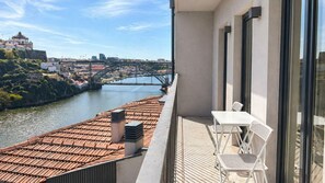 Outdoor dining - F: Ponte Luis Balcony | Riverside Flat (Vila Nova de Gaia)