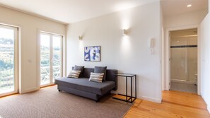 Ein modernes Wohnzimmer mit einer Couch, einem Couchtisch und einem Bild an der Wand.