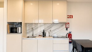 Fridge, microwave, stovetop, coffee/tea maker - Douro Bridge G Comfortable River View Balcony (Vila Nova de Gaia)