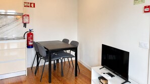 Dining - Douro Bridge G Comfortable River View Balcony (Vila Nova de Gaia)
