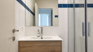 Hair dryer, towels - H: Douro & Bridge Views | Boutique Apartments (Vila Nova de Gaia)