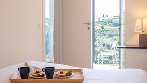 1 bedroom, iron/ironing board, free WiFi, bed sheets - J: Iconic Bridge & Douro Views | 1BR Porto (Vila Nova de Gaia)