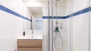 Hair dryer, towels - J: Iconic Bridge & Douro Views | 1BR Porto (Vila Nova de Gaia)