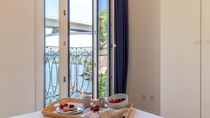 Interior - L: Douro & Bridge Views | Boutique 2BR Apartment (Vila Nova de Gaia)