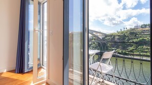 Interior - L: Douro & Bridge Views | Boutique 2BR Apartment (Vila Nova de Gaia)