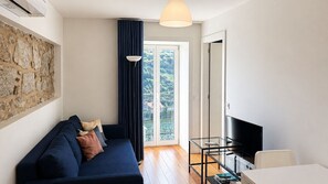 TV - M: Douro & Bridge Views | Sunny Porto Flat (Vila Nova de Gaia)