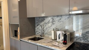 Fridge, microwave, stovetop, coffee/tea maker - M: Douro & Bridge Views | Sunny Porto Flat (Vila Nova de Gaia)