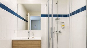 Hair dryer, towels - M: Douro & Bridge Views | Sunny Porto Flat (Vila Nova de Gaia)