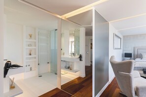 4 dormitorios, tabla de planchar con plancha, wifi y ropa de cama