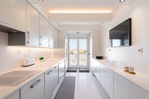 Microondas, horno, placa de cocina y lavavajillas