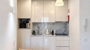Fridge, microwave, stovetop, coffee/tea maker - O: Douro & Bridge Views | Boutique Apartments (Vila Nova de Gaia)