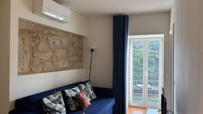 Living area - Douro Bridge O - T1 Stunning River View (Vila Nova de Gaia)