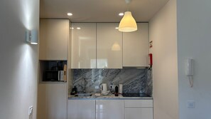 Private kitchen - Douro Bridge O - T1 Stunning River View (Vila Nova de Gaia)