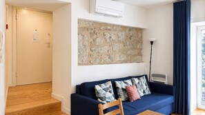TV - O: Douro & Bridge Views | Boutique Apartments (Vila Nova de Gaia)