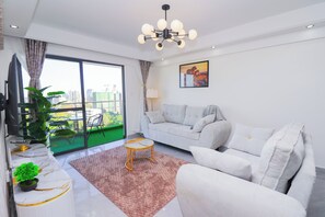 Living area - Cozzy elegant 2 bedroom in westlands w/gym/pool/extra space/highend nairobi (Nairobi)