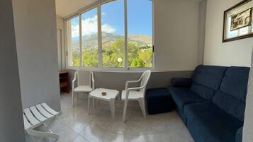 Classic Twin Room, 1 Bedroom, Air conditioning, Mountain View | Living area | 21-inch LED TV with digital channels
