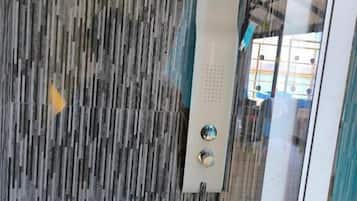 Comfort-Suite, Balkon, Seeblick | Dusche im Bad
