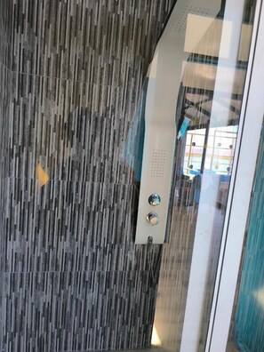 Suite Confort, balcon, vue lac | Douche de la salle de bain