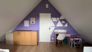 4 bedrooms, iron/ironing board, WiFi, bed sheets