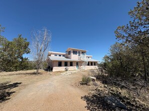 Exterior - Perfect 3-bedroom farmhouse in adorable Estancia (Estancia)