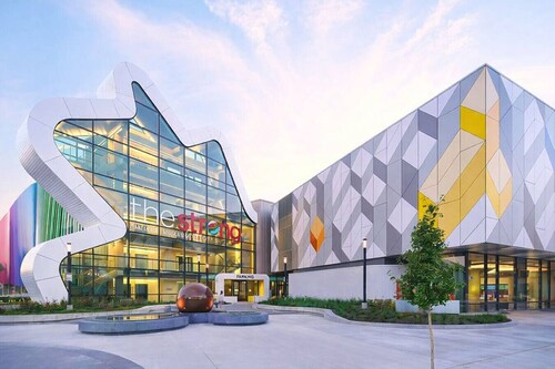 Family Retreat: Sleeps 16+ Near U of R