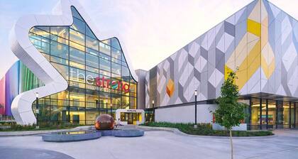 Family Retreat: Sleeps 16+ Near U of R