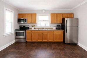 Private kitchen - Family Retreat: Sleeps 16+ Near U of R (Rochester)