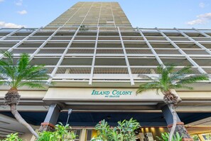Exterior - Newly Remodeled, walk to beach, Great Views (Honolulu)