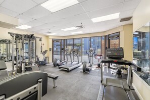 Fitness facility - Newly Remodeled, walk to beach, Great Views (Honolulu)