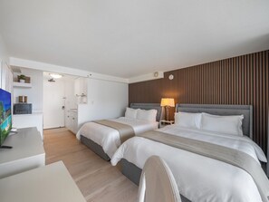1 bedroom, iron/ironing board, WiFi, bed sheets - Newly Remodeled, walk to beach, Great Views (Honolulu)