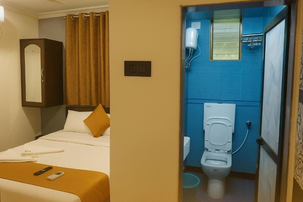 Ein Hotelzimmer mit Bett, einem Badezimmer mit Toilette und einer Duschkabine.
