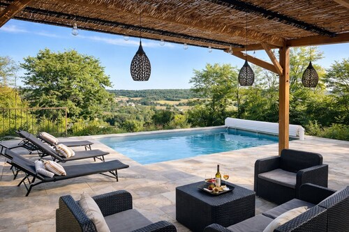 Maison contemporaine en bois avec piscine