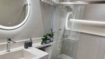 Haartrockner, Handtücher, Seife, Toilettenpapier