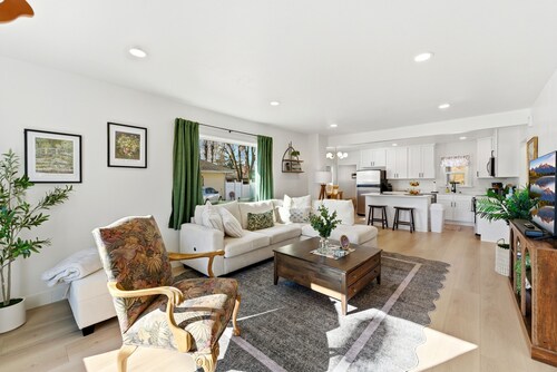 Cozy REMODELED fam 3-bedroom cottage in delightful Sandy w/office area & laundry