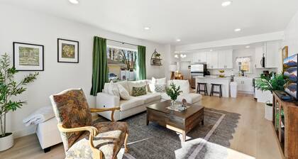 Cozy REMODELED fam 3-bedroom cottage in delightful Sandy w/office area & laundry