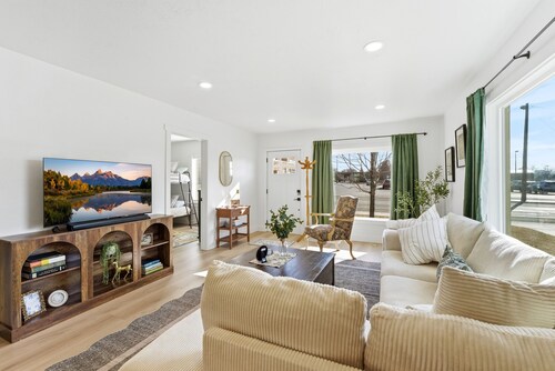 Cozy REMODELED fam 3-bedroom cottage in delightful Sandy w/office area & laundry