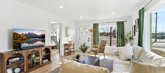 Cozy REMODELED fam 3-bedroom cottage in delightful Sandy w/office area & laundry