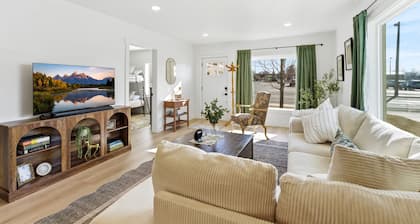 Cozy REMODELED fam 3-bedroom cottage in delightful Sandy w/office area & laundry