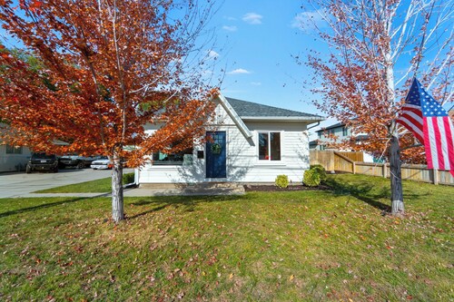Cozy REMODELED fam 3-bedroom cottage in delightful Sandy w/office area & laundry