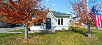 Cozy REMODELED fam 3-bedroom cottage in delightful Sandy w/office area & laundry