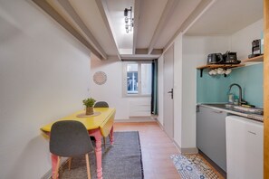 Kühlschrank, Mikrowelle, Wasserkocher mit Kaffee-/Teezubehör, Toaster