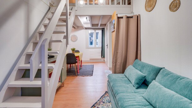 A staircase leading to a loft bedroom with a bed, a desk, and a chair. - L'Ô en Couleur - Au coeur de Bordeaux (Bordeaux)