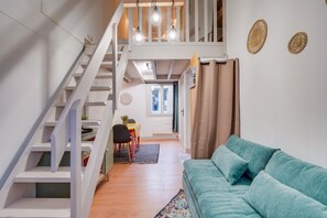 A staircase leading to a loft bedroom with a bed, a desk, and a chair. - L'Ô en Couleur - Au coeur de Bordeaux (Bordeaux)
