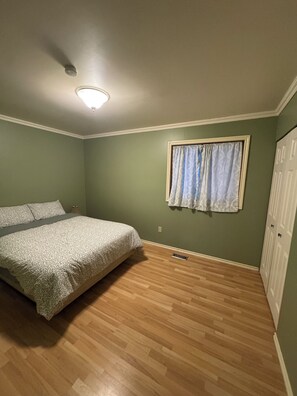 Room - Mountain Getaway, the perfect stay for an outdoor adventure. (Elkford)