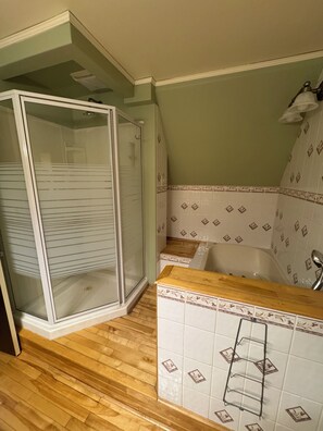 Shower, jetted tub, towels, soap - Mountain Getaway, the perfect stay for an outdoor adventure. (Elkford)