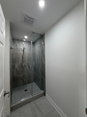 Shower, hair dryer, toilet paper - Check Inn CA (Toronto)