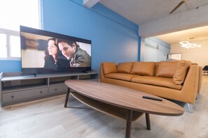 Living area - Check Inn CA (Toronto)